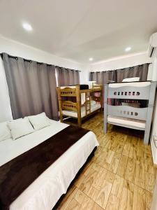 Juan de Acosta的住宿－Villa Sol Deluxe，一间卧室配有一张大床和一张婴儿床。