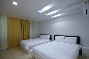 Voodi või voodid majutusasutuse VIEW Hotel Geoje toas