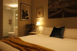 a bedroom with a bed and a bathroom with a mirror at Extraordinary holiday stay for Melbourne explore in Melbourne