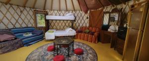 Habitación con cama y mesa en una yurta en Le Salon des Inconnus, en Namur