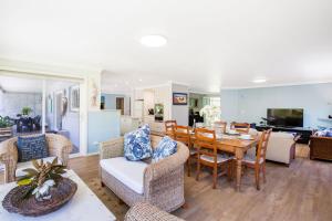 a living room with a table and chairs at Nelson's Landing - Pet Friendly in Jervis Bay in Vincentia