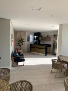 Una sala de estar con un sofá y una cocina. en Aquarius Fortalezamar, en Fortaleza