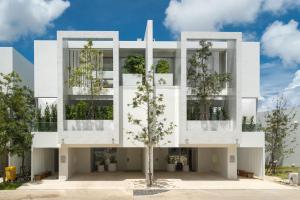 Ban Pak LakにあるExquisite Pool Residence A19: Aesthetics and Luxury Combinedの窓に木々が植えられた白い建物