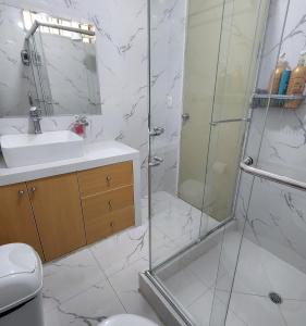 y baño con ducha, lavabo y aseo. en Casita Cultura, en Lima