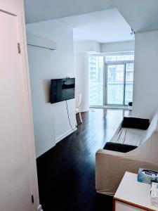 uma sala de estar com um sofá e uma mesa em ICE Condominiums em Toronto