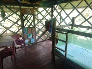 een kamer met een bed en een tafel en stoelen bij Lomón de los Zipas Amazónicos in Puerto Nariño