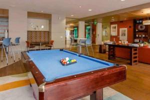 a pool table in the middle of a living room at Houston Retreat 1 Bedroom 1 Bathroom NRG & Medical Center in Houston