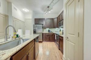 مطبخ أو مطبخ صغير في Houston Retreat 1 Bedroom 1 Bathroom NRG & Medical Center