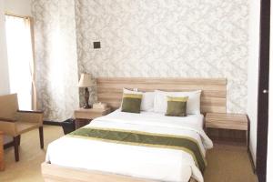 Postel nebo postele na pokoji v ubytování Puri Saron Denpasar Hotel