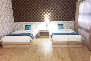 Postel nebo postele na pokoji v ubytování Puri Saron Denpasar Hotel