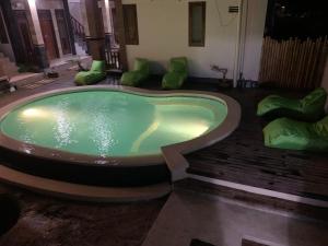 a jacuzzi tub in a living room with at Bima Homestay Lembongan in Nusa Lembongan