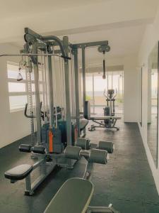 Fitness centrum a/nebo fitness zařízení v ubytování MaSa Beach Front Apartment Uswetakeiyawa