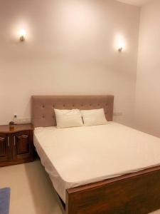 un letto con due cuscini sopra in una stanza di MaSa Beach Front Apartment Uswetakeiyawa a Ja-Ela