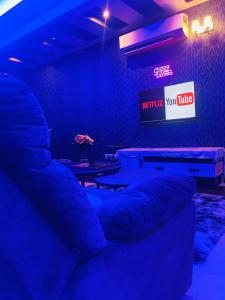 niebieski pokój z kanapą i telewizorem w obiekcie Goodvibes#HomeNearSenaiAirport#Aeon#IOI w mieście Kulai
