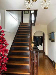 Una escalera en una casa con un árbol de Navidad en Vancouver Villa en Vancouver