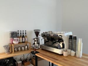 Příslušenství pro přípravu čaje a kávy v ubytování Manha Hotel Auckland Airport