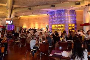ブエノスアイレスにあるPenthouse a estrenar en Sofisticado Barrio y Edificio Vista panorámica 100m2 Gimnasio Piscina Lujoso Salon de Fiestas Parking privado con acceso directo al departamentoのレストランのテーブルに座っている人々のグループ +220枚の写真