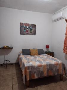 Pension Baja Paradise في لاباز: غرفة نوم بسرير في غرفة بيضاء