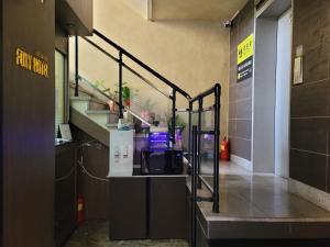 korytarz z klatką schodową w budynku w obiekcie Foxy Hotel w Pusanie