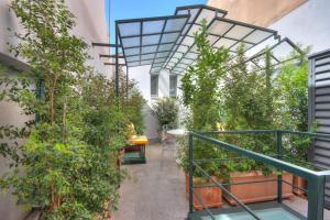 um jardim interior com plantas num edifício em Right House - Indipendent in Characteristic Marina District em Cagliari