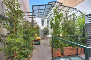 een binnentuin met planten in een gebouw bij Right House - Indipendent in Characteristic Marina District in Cagliari