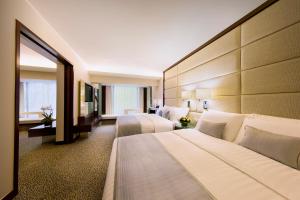 Postel nebo postele na pokoji v ubytování Regal Kowloon Hotel + 37 fotografií