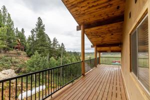 - un balcon d'une maison avec une terrasse en bois dans l'établissement The Lodge at Duck Creek, à Duck Creek Village