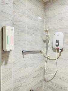 een badkamer met douche bij Goodvibes#HomeNearSenaiAirport#Aeon#IOI in Kulai