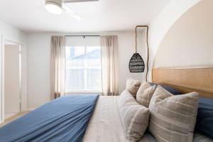 um quarto com uma cama grande e uma janela em 2 Bedroom East Riverside Home with Garage-Sleeps 6 em Austin