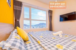 une chambre avec deux lits et une fenêtre dans l'établissement Căn Hộ Vũng Tàu View Biển - Vũng Tàu Apartments Sea View, à Vung Tau