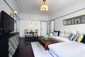 上海的住宿－Classic Victorian Presidential Suite West Nanjing Rd，带沙发和电视的客厅
