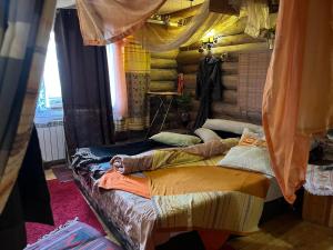 PilipetsにあるHotel Piatkovskiyのカーテン付きの客室で、ベッド2台が備わります。