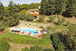 eine Luftansicht eines Anwesens mit Pool in der Unterkunft La Badia - Happy Rentals in Tavarnelle in Val di Pesa