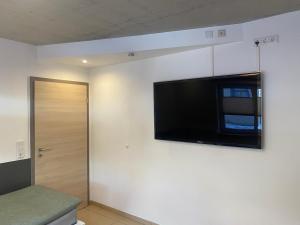 a room with a flat screen tv on a wall at Modernes Apartment in ruhiger Gegend in Burgbernheim
