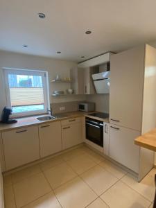 Η κουζίνα ή μικρή κουζίνα στο Modernes Apartment in ruhiger Gegend