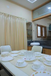 een tafel met borden en kommen erop bij Padma Homes Stay- Luxury Service Apartment 1BHK & 2BHK & 3BHK in Tirupati