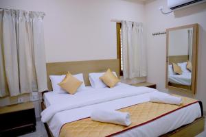 Postel nebo postele na pokoji v ubytování Padma Homes Stay- Luxury Service Apartment 1BHK & 2BHK & 3BHK