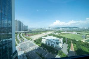 una finestra di un edificio con vista sulla città di UH FLAT THE SONGDO a Incheon