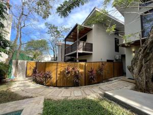 Το κτήριο όπου στεγάζεται  το διαμέρισμα