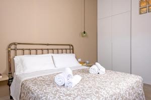 a bedroom with a bed with towels on it at Casa Duca - Marina di Ragusa in Marina di Ragusa