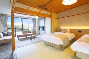 1 dormitorio con 2 camas y sala de estar en TAOYA Akiu, en Sendai