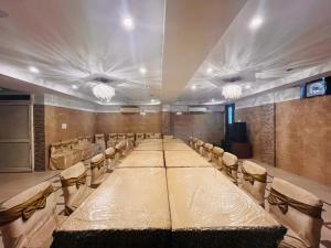 einen Konferenzraum mit einem langen Tisch und Stühlen in der Unterkunft Rio Classic, Top Rated & Most Awarded Property in Haridwar in Haridwar