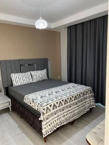 een slaapkamer met een groot bed en zwarte gordijnen bij Mersin'in en lüks ve en güzel 2+1 evi in Mersin
