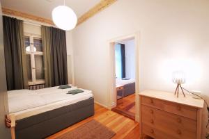 um quarto com uma cama, uma cómoda e uma janela em LANG li. Family Flair & Comfort - Boxspringbeds em Berlim