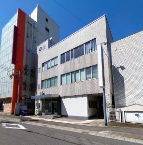 ein Gebäude an der Straßenseite in der Unterkunft 令和院 Leiwa Inn in Tottori