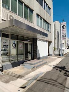 un edificio senza parcheggio davanti di 令和院 Leiwa Inn a Tottori