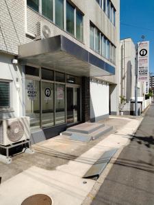 un edificio en una calle frente a un edificio en 令和院 Leiwa Inn en Tottori