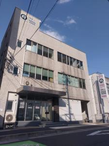 a building on the corner of a street at 令和院 Leiwa Inn in Tottori