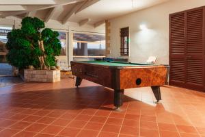 ポリニャーノ・ア・マーレにあるVilla Volareの部屋の真ん中にあるビリヤード台