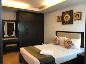 - une chambre avec un grand lit et un bureau dans l'établissement Arina Boutique Residence, à Chaweng